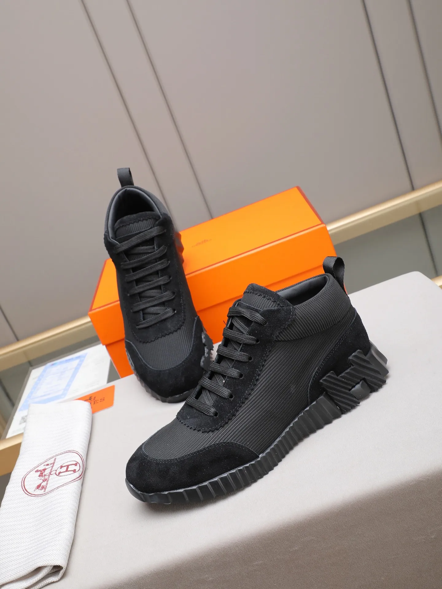 PPP460 (Hermes high-top men's shoes)🆕Men's sports shoes, decorated with textured calfskin details. Spliced ​​with original cowhide, this shoe draws inspiration from the equestrian world, integrating technical details and practical functions. Breathable sheep lining, original combination outsole, high-end quality, and every detail is perfectly combined! Size: 38-44 (45 can be customized)
